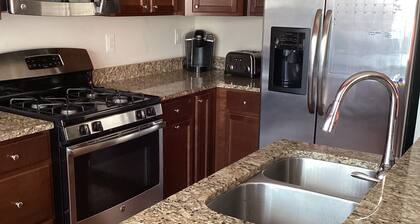 Charming 3-bedroom townhome with WiFi, AC, & Community pool in serene Laurel, Md