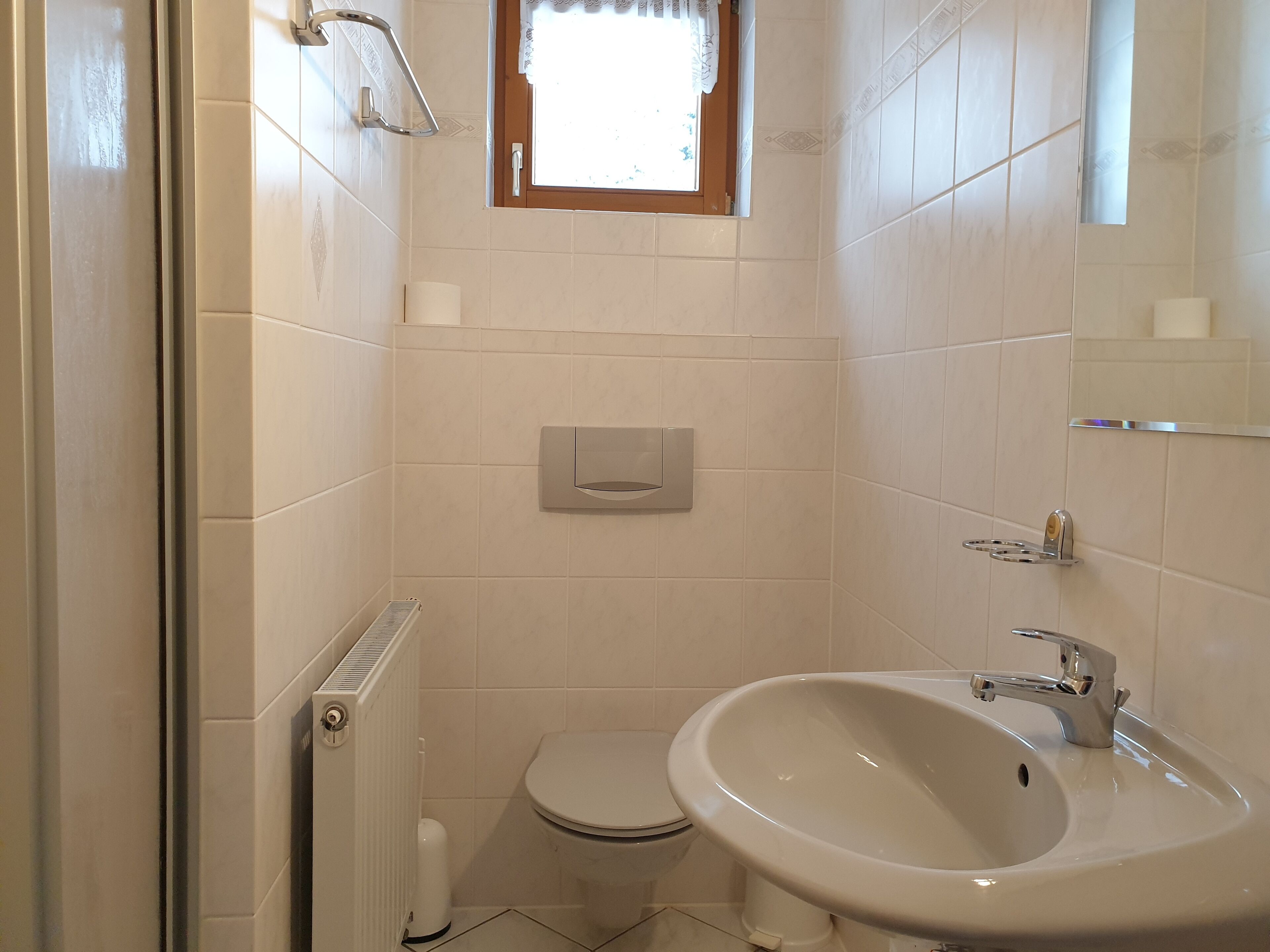 Bruser, hårtørrer, håndklæder, Toiletpapir