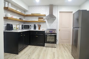 Réfrigérateur, four  à micro-ondes, un four, surface de cuisson
