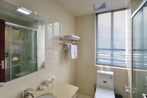 A bathroom with a sink, mirror, towel rack, and a window with blinds. - GreenTree Inn (Tiantai High-speed Railway Station Passenger Transport Center) (Tiantai County)