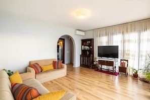 TV, fireplace - Endless Blue Seafront Retreat - Mikra Mantineia (Paralia Vergas)