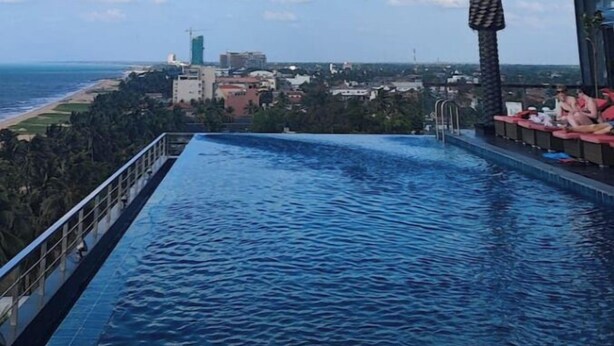 A swimming pool with a view of the ocean and buildings in the background. - Loft Proche Centre Paris y Loger ou Professionnel (Suresnes)