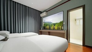 A modern hotel room with a large bed, a flat-screen TV, and a view of a forest through a window. - Paoshe Audio Hotel (Dingzikou shop, Zunyi clubhouse) (Zunyi)