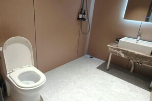 A bathroom with a toilet, a sink, and a shower. - Paoshe Audio Hotel (Dingzikou shop, Zunyi clubhouse) (Zunyi)