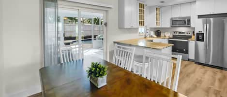 House, 3 Bedrooms | Private kitchen | Oven, coffee/tea maker, toaster