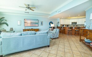 Condo, 3 quartos | Área de estar