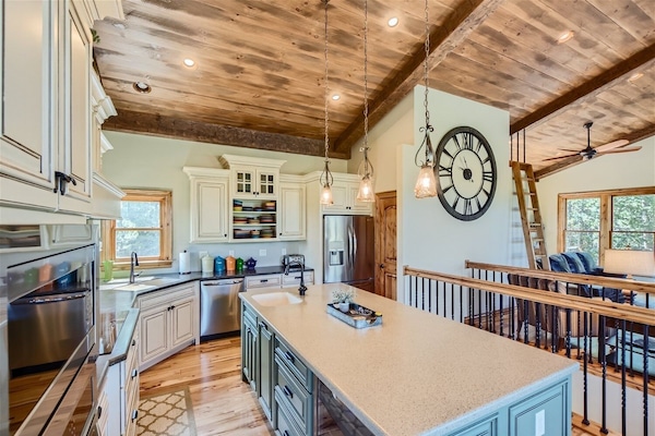 House, 4 Bedrooms | Private kitchen | Coffee/tea maker, fridge, oven, electric kettle