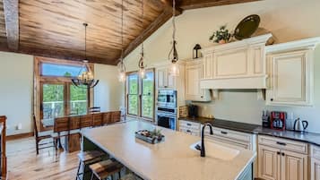 House, 4 Bedrooms | Private kitchen | Fridge, oven, coffee/tea maker, electric kettle