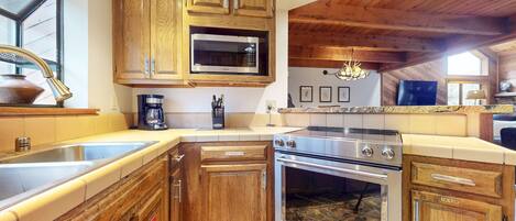 Condo, 2 Bedrooms | Private kitchen | Fridge, oven, coffee/tea maker, toaster