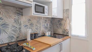 Fridge, microwave, stovetop, coffee/tea maker