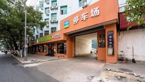 A building with a sign that reads "停车场" (parking lot).