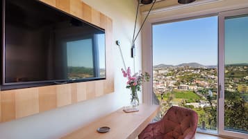 Deluxe lakosztály, kilátással a tengerre | 1 hálószoba, minibár, széf a szobában és ingyenes wifi