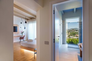 Suite Deluxe, vista al mar | 1 habitación, minibar, caja de seguridad en la habitación y wifi gratis 