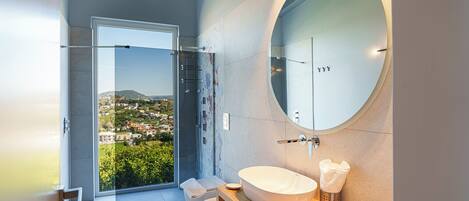 Suite Deluxe, vista mare | Bagno | Doccia, set di cortesia gratuito, asciugacapelli, pantofole