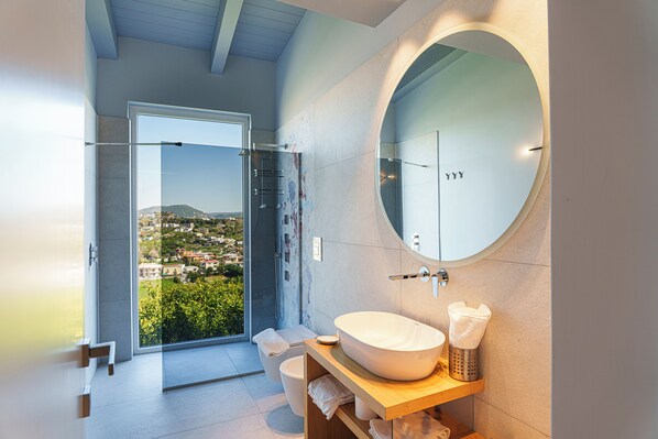 Deluxe Suite, Sea View | Bathroom | Shower, free toiletries, hair dryer, slippers - Uefio - Luxury Suites (Monte di Procida)
