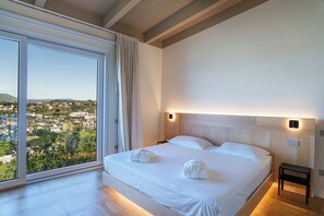 Suite Deluxe, vista al mar | 1 habitación, minibar, caja de seguridad en la habitación y wifi gratis 