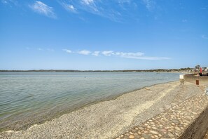 På stranden