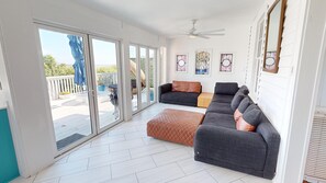 Smart TV - Zanzibar ~ retreat steps from the sand (Folly Beach)