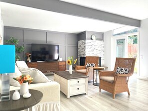 Een smart-tv, een open haard en een filmbibliotheek