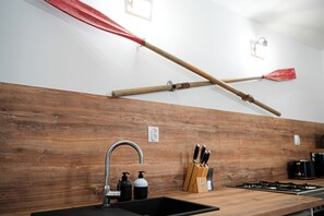 Kjøleskap, mikrobølgeovn, ovn og kokeplater