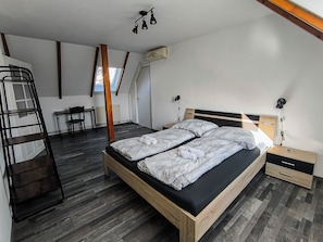 5 bedrooms, desk, travel cot, free WiFi - Cozy house at Balaton with A/C (Aszófo)