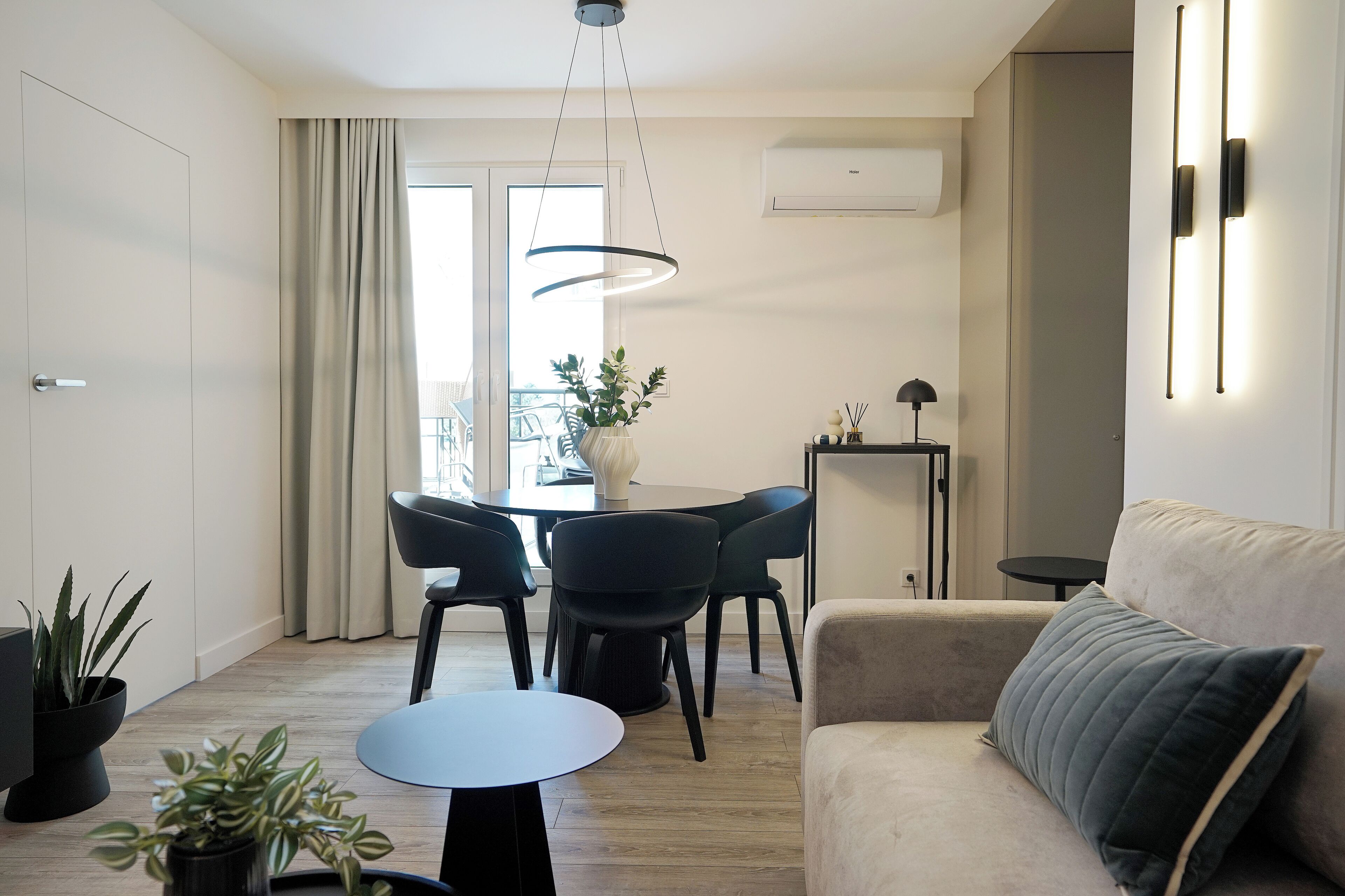 Suite Deluks, 1 kamar tidur, AC | Setrika/meja setrika dan Wi-Fi gratis