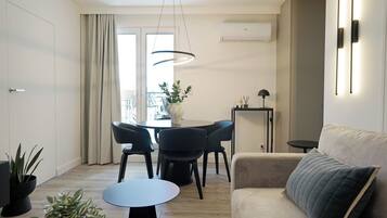 Suite Deluks, 1 kamar tidur, AC | Setrika/meja setrika dan Wi-Fi gratis