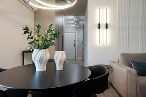 デラックス スイート 1 ベッドルーム 冷房 | アイロン / アイロン台、WiFi (無料)