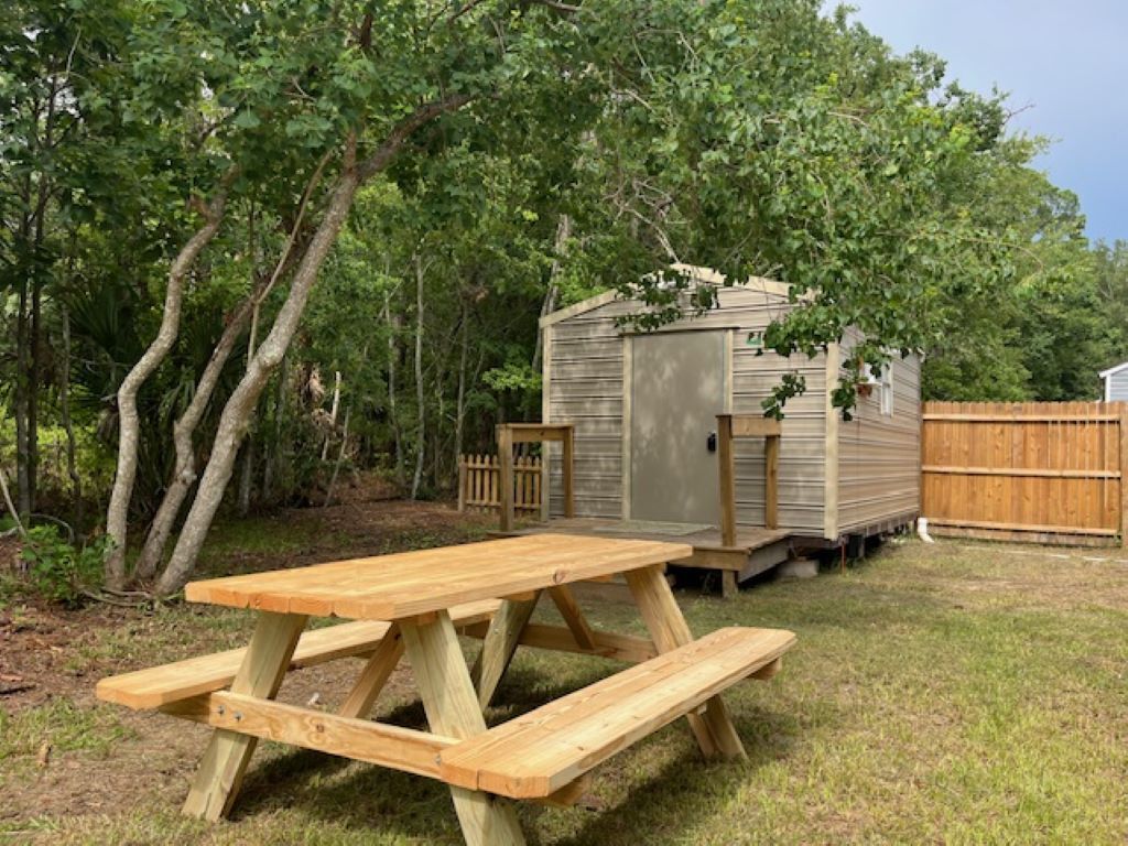Cozy cabin in welcoming Jacksonville with AC