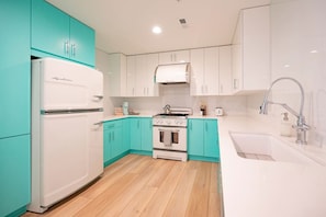 Refrigerador, microondas, horno, placa de cocina
