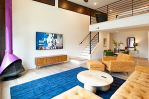 Televisión y chimenea 