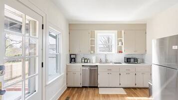 Coffee/tea maker, fridge, microwave, oven