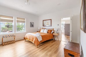 5 bedrooms, iron/ironing board, WiFi, bed sheets
