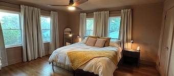 Spacious home in Red Bank; great for groups. 15 mins to Sandy Hook or Sea Bright