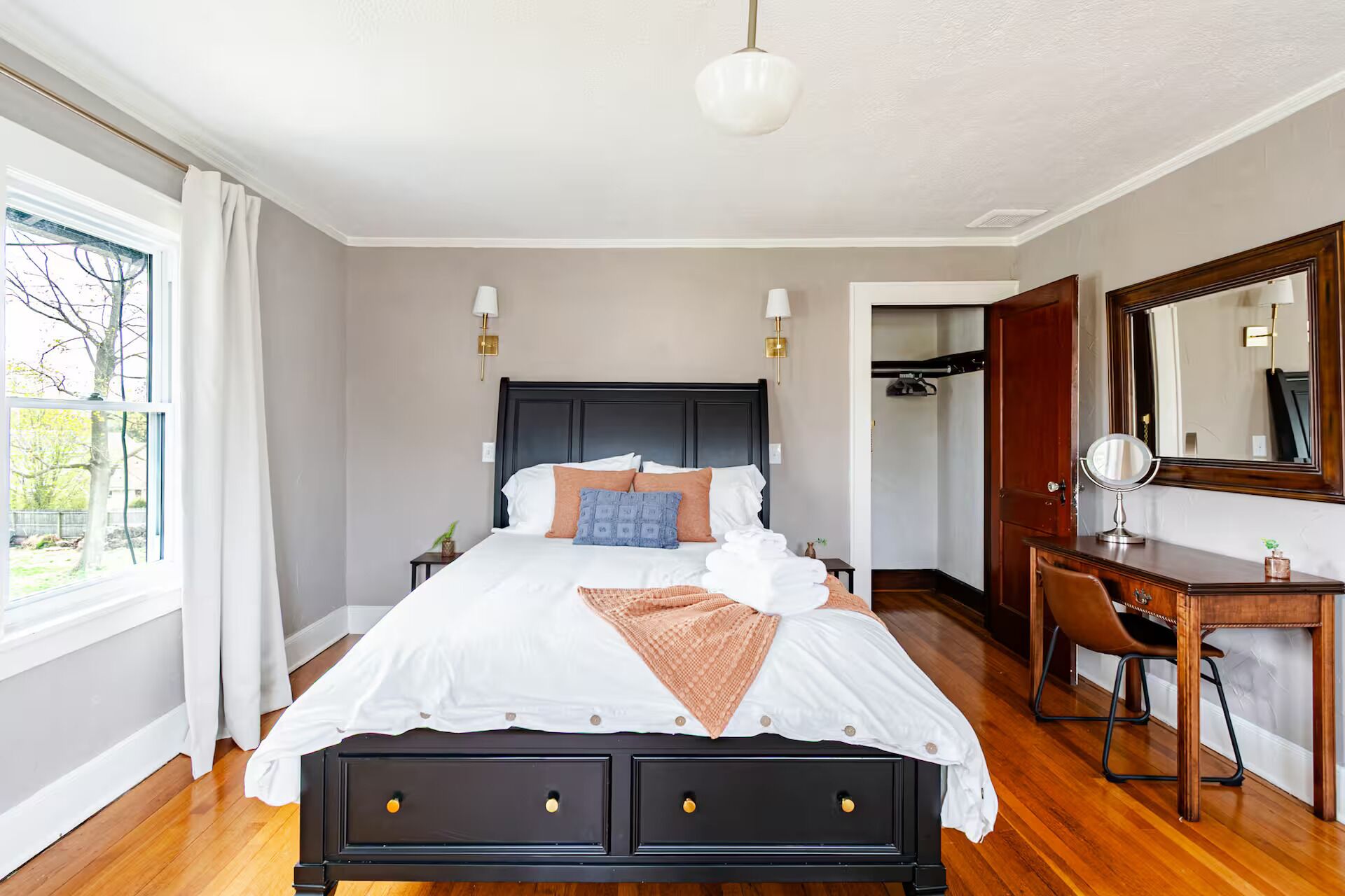 5 bedrooms, iron/ironing board, WiFi, bed sheets