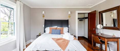 5 bedrooms, iron/ironing board, WiFi, bed sheets