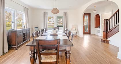 Spacious home in Red Bank; great for groups. 15 mins to Sandy Hook or Sea Bright