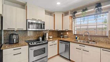 Een koelkast, een magnetron, een oven, een kookplaat