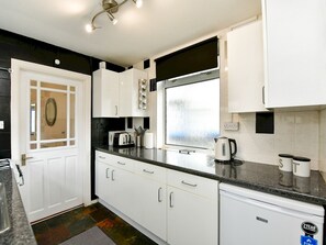 ثلاجة، ميكروويف، فرن، محمصة خبز