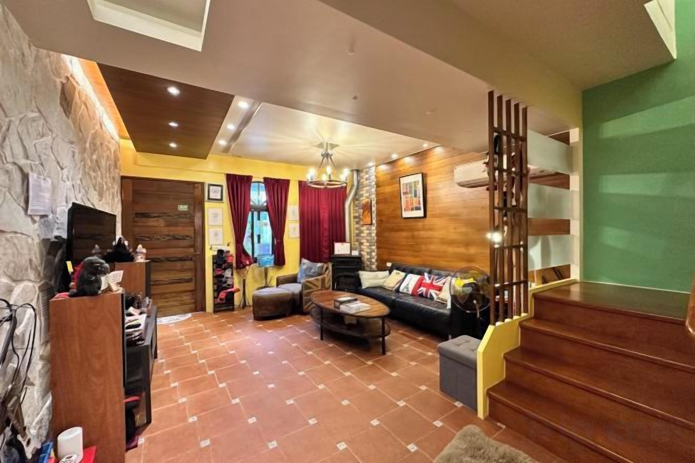 Un amplio espacio habitable con un conjunto de sofás, una mesa de centro y una chimenea.