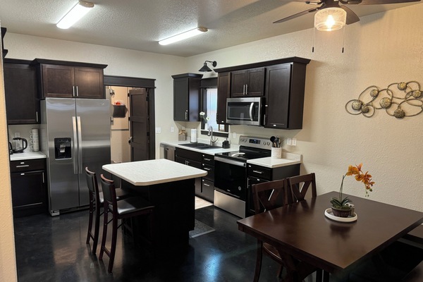 Frigorífic, microones, forn i placa de cuina