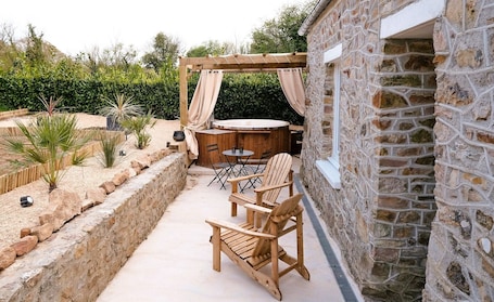 Terrace/patio. Le Refuge : Maison Détente et Spa