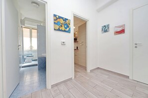 Douche, sèche-cheveux, bidet, serviettes fournies
