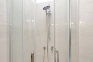 Bruser, hårtørrer, bidet, håndklæder