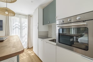 Fridge, microwave, dishwasher, coffee/tea maker