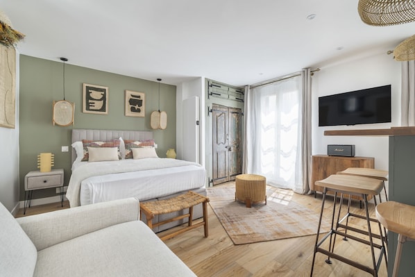Iron/ironing board, free WiFi, bed sheets