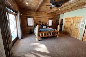 5 bedrooms, iron/ironing board, WiFi, bed sheets