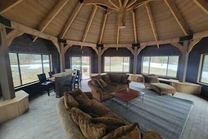 Télévision, cheminée, lecteur de DVD, chaîne hi-fi