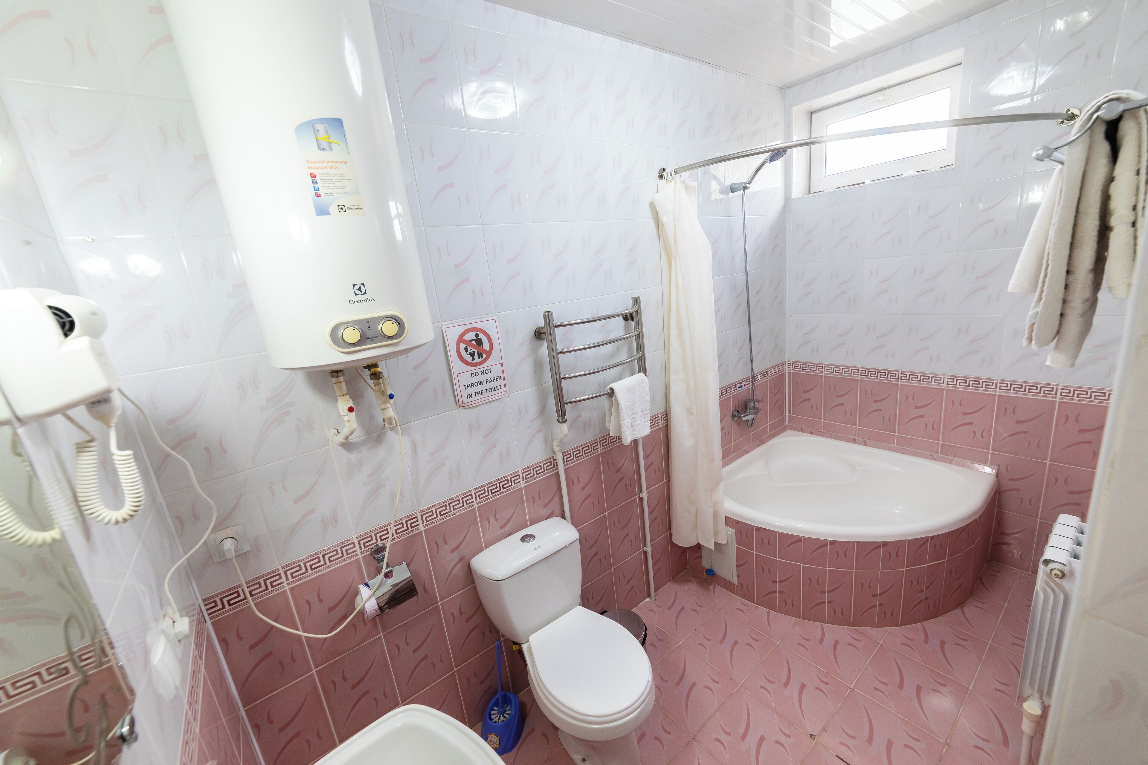 Un baño con inodoro, bañera y ducha.