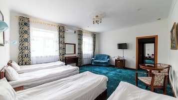 Vierpersoonskamer | Een bureau, een laptopwerkplek, gratis wifi, beddengoed